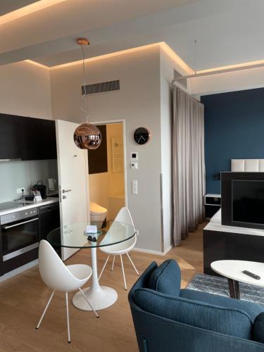 salon z kanapą, stołem i krzesłami w obiekcie Key Residences Vienna w Wiedniu