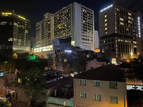 een skyline van de stad 's nachts met hoge gebouwen bij Taksim Elysium Residence in Istanbul