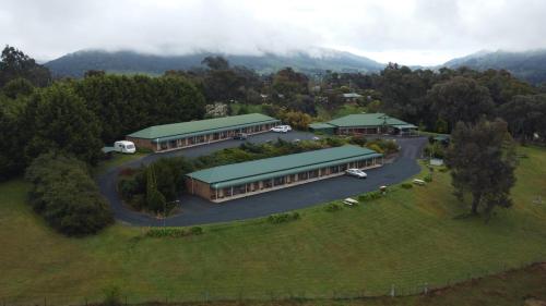 an overhead view of a building with a parking lot at Motel Views Yackandandah in Yackandandah