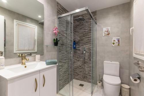 ビルバオにあるOld Town at Your Feet! Terrace and Private Parkingのシャワー、洗面台、トイレ付きのバスルーム