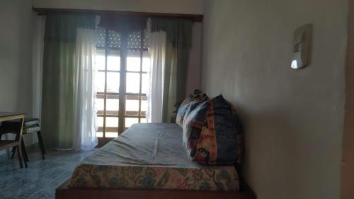 1 dormitorio con 1 cama, ventana y mesa en Faro departamento lujoso en Mar del Plata