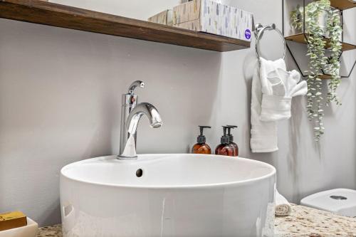 baño con lavabo blanco en la encimera en Outstanding Mountain Condo *WATERSLIDE* HOTTUB* hosted by Fenwick Vacation Rentals en Canmore