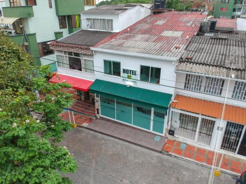 une vue de tête d'un bâtiment avec un magasin dans l'établissement Hotel Royal Classy, à Villavicencio