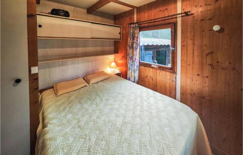 1 dormitorio con 1 cama en una habitación con ventana en 2 Bedroom Lovely Home In Ferrires-poussarou, en Ferrières-Poussarou