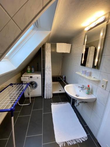 La petite salle de bains est pourvue d'un lavabo. dans l'établissement Apartment Q im Zentrum von Königsbronn, à Königsbronn