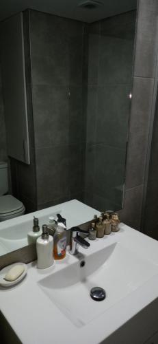 y baño con lavabo y espejo. en Unica, en Piriápolis