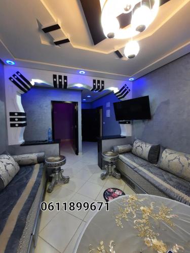Una televisión o centro de entretenimiento en اقامة سهيلة