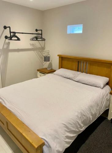 Postel nebo postele na pokoji v ubytování Ernegetaway 3 Queen St 1 Bedroom apartment