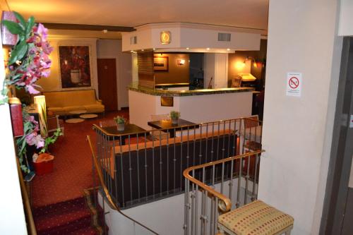 - une vue sur le hall de l'hôtel avec un escalier et un salon dans l'établissement Saint Ferréol, à Marseille