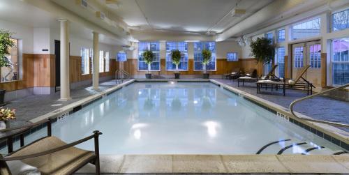 Bazén v ubytování Green Mountain Suites Hotel nebo v jeho okolí
