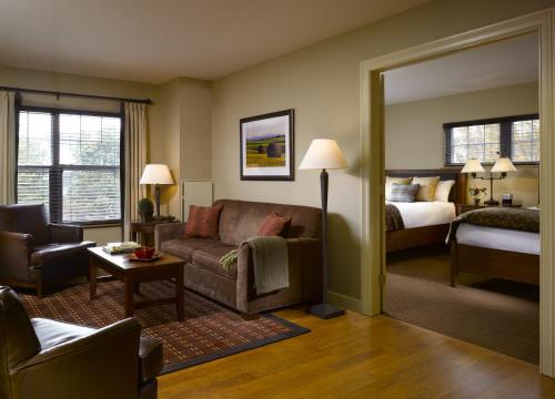 Зона вітальні в Green Mountain Suites Hotel