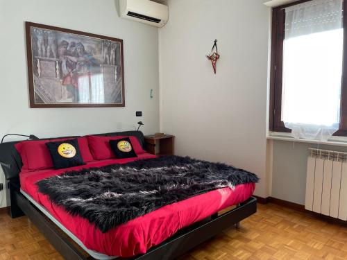 Tempat tidur dalam kamar di Grazioso appartamento in residence a due passi dal parco di Monza con posto auto
