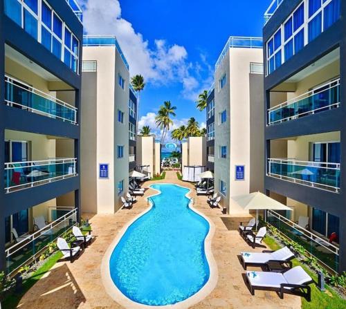 プンタ・カナにあるChic Beachfront Apartment - Private Beach Accessの建物の真ん中にあるプール