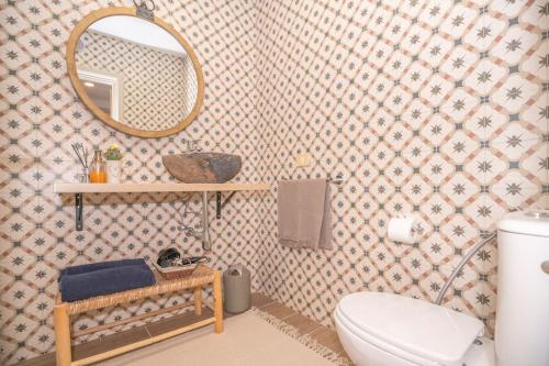 a bathroom with a toilet and a mirror at Port Royale Los Cristianos Arona in Los Cristianos