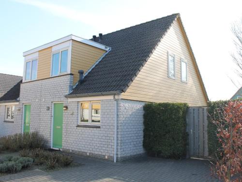Nice holiday home with washing machine, in a holiday park 200m from the beach