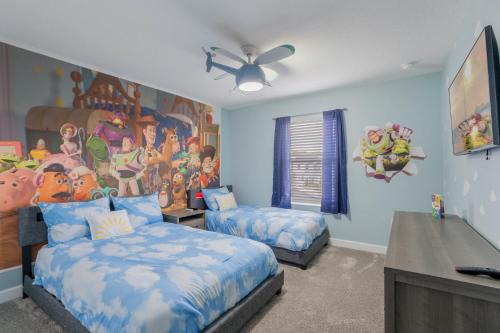 - une chambre avec 2 lits et un tableau mural dans l'établissement Family Townhome at Storey Lake Min from Disney, à Kissimmee