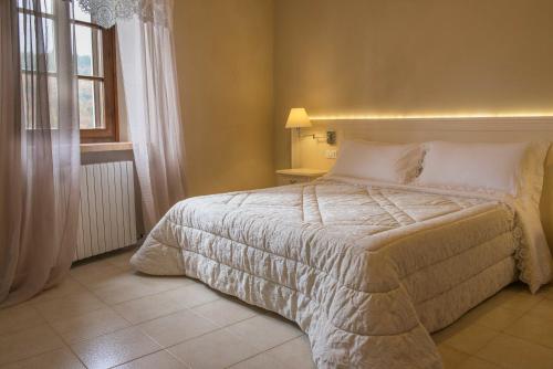a bedroom with a large bed and a window at Casale Al Solivo B&B in Castion Veronese