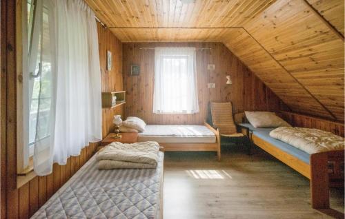 Habitación pequeña con 2 camas y ventana en Cozy Home In Murowana Goslina With Kitchen, en Brzeźno