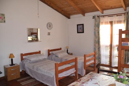 a bedroom with two twin beds and a table at Complejo Sol de Valizas in Barra de Valizas
