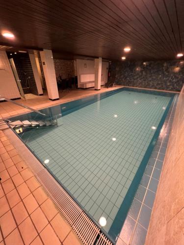 een uitzicht over een zwembad in een gebouw bij Hotel Exquisit in Minden