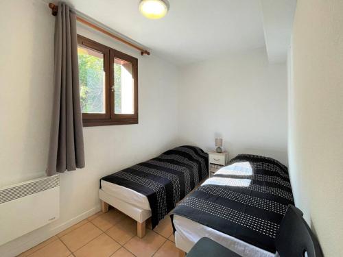 Postel nebo postele na pokoji v ubytování Spacieux T3 à Briançon - 6 pers, 2 balcons, parking, proche télécabine et commerces - FR-1-330C-134