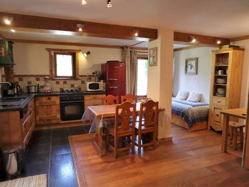 Photo de la galerie de l'établissement Confortable T2 à Arêches-Beaufort, 3-4 pers., terrasse, parking, proche commerces et navette ski - FR-1-342-285, à Beaufort