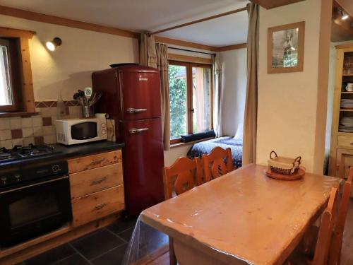 Photo de la galerie de l'établissement Confortable T2 à Arêches-Beaufort, 3-4 pers., terrasse, parking, proche commerces et navette ski - FR-1-342-285, à Beaufort