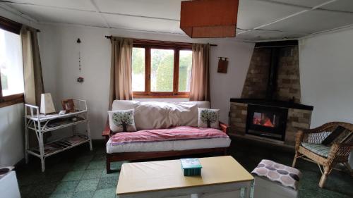 a living room with a couch and a fireplace at El viejo boliche in Trevelin