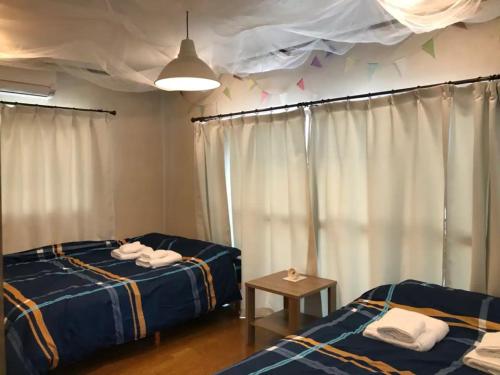 広島市にあるwest crab base - Vacation STAY 13480のベッド2台、コンフェッティ付きの天井が備わる客室です。