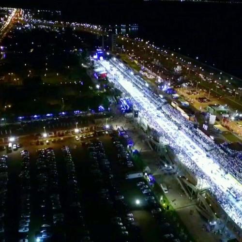 una vista aérea de un estacionamiento por la noche en Ipvu Alojamiento, en Encarnación