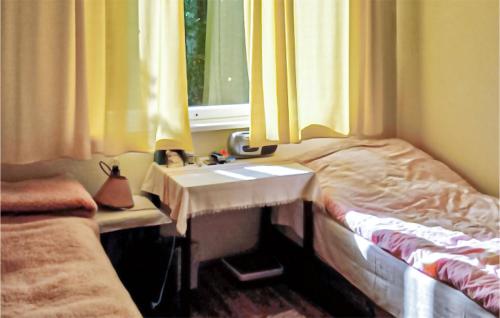 ein kleines Zimmer mit einem Waschbecken und einem Fenster in der Unterkunft 2 Bedroom Cozy Home In Brenno in Brenno