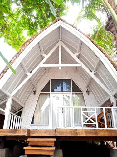a small white house with a large window at LUCKY'S in Gili Air
