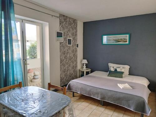 Ένα ή περισσότερα κρεβάτια σε δωμάτιο στο Hôtel Studios Les Acacias