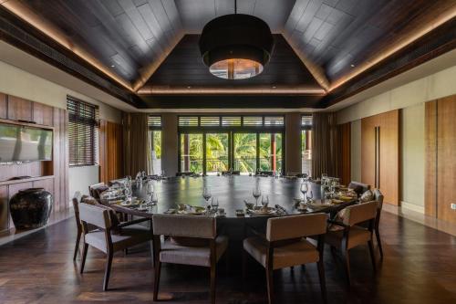 a large dining room with a table and chairs at Raffles Hainan Clear Water Bay in Sanya
