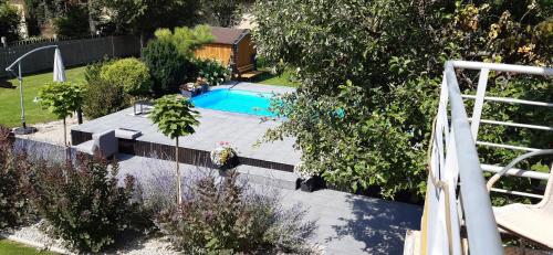 an overhead view of a swimming pool in a backyard at Apartm&aacute;ny Lea in Liptovsk&yacute; Mikul&aacute;&scaron;