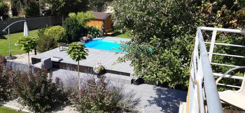uma vista superior de uma piscina num quintal em Apartmány Lea em Liptovský Mikuláš