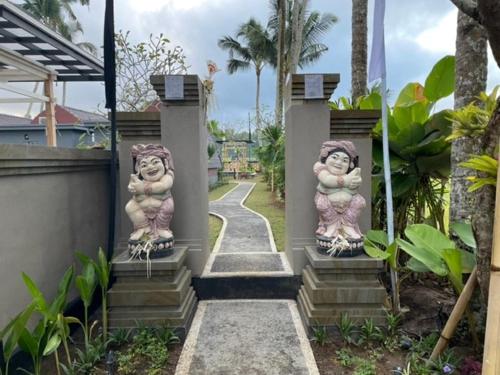 Taman di luar Mulia Manise The Bahari Villas Bali