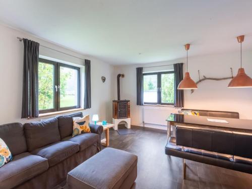 ein Wohnzimmer mit Sofa und Klavier in der Unterkunft Apartment in Bichlbach with a shared sauna in Bichlbach
