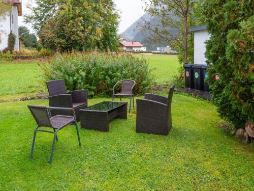 eine Gruppe von Stühlen und Tischen in einem Hof in der Unterkunft Apartment in Bichlbach with a shared sauna in Bichlbach