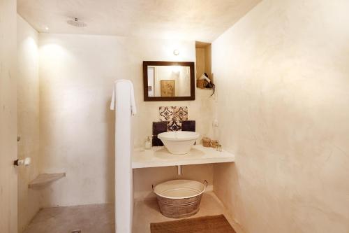 a bathroom with a sink and a toilet in it at Dammusi Beneventano in Scicli