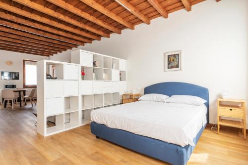 เตียงในห้องที่ Italian Experience-Ariel Suite Apartment
