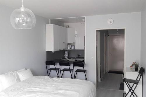 um quarto com uma cama e cadeiras e uma cozinha em Polar Haven em Rovaniemi