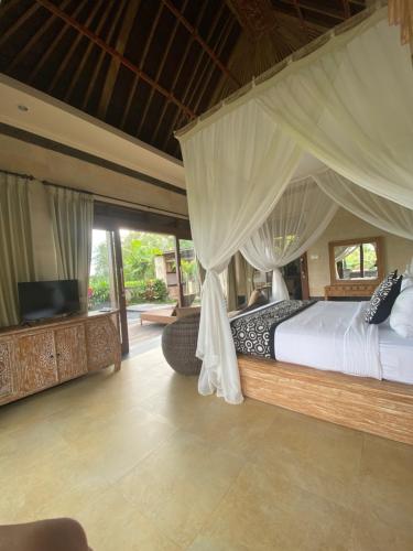 Postel nebo postele na pokoji v ubytování Anggarakasih Ubud Villa