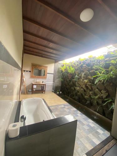 uma casa de banho com banheira e um mural de peixe em Anggarakasih Ubud Villa em Ubud