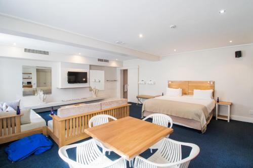 Katil atau katil-katil dalam bilik di Harbour House Hotel - Adventure Pads