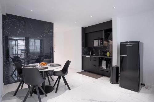 une cuisine et une salle à manger avec une table et un réfrigérateur dans l'établissement 