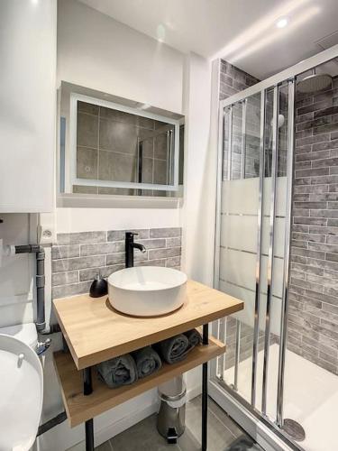 une salle de bain avec un lavabo blanc et une douche dans l'établissement SUPERBE STUDIO HYPER CENTRE TOUT ÉQUIPÉ WIFI NETFLIX 2PERS, à Amiens
