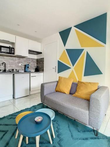 un salon avec un canapé et une table dans l'établissement SUPERBE STUDIO HYPER CENTRE TOUT ÉQUIPÉ WIFI NETFLIX 2PERS, à Amiens