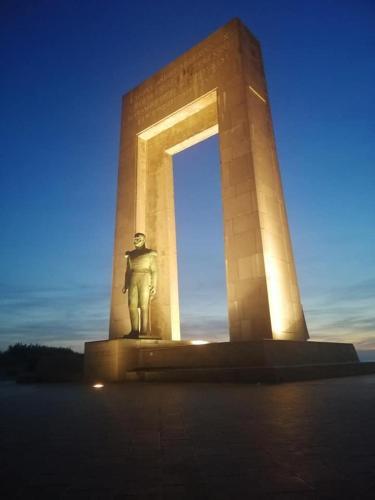 a monument with a statue in front of a building at Bergh & Duin - lakens, elektriciteit en water inbegrepen in De Panne