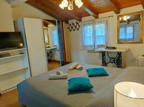 - une chambre dotée d'un grand lit avec des oreillers bleus dans l'établissement Rooms Barbieri Rovinj, à Rovinj